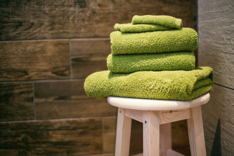 Ensemble serviettes, tapis de bain et peignoir, collection linge de bain